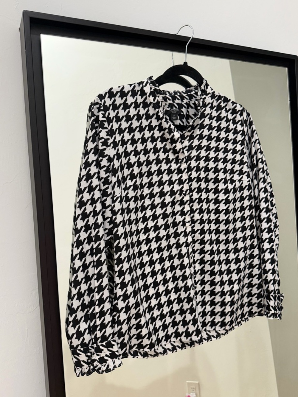 AnnTaylorFactory PetiteSP BlackWhite Houndstooth Blouse Ruffle Neck Bottom Front